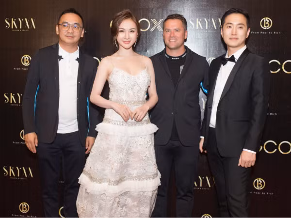 Người yêu Hàn Quốc hộ tống hotgirl Kelly đi gặp ngôi sao bóng đá Michel Owen
