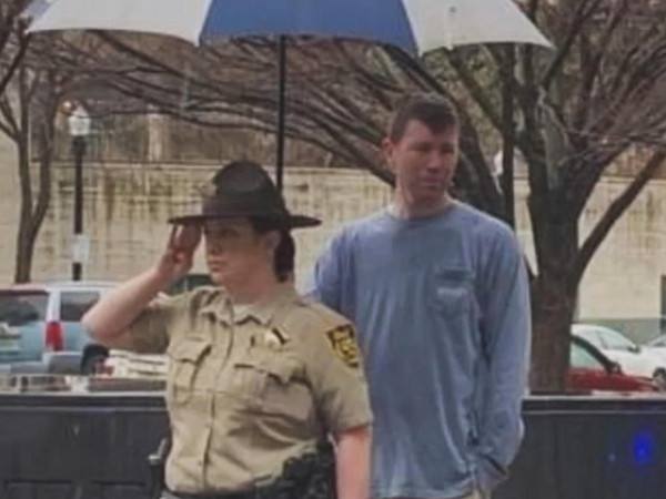 Một người lạ đứng che mưa cho cô cảnh sát – câu chuyện sẽ khiến bạn rất xúc động!
