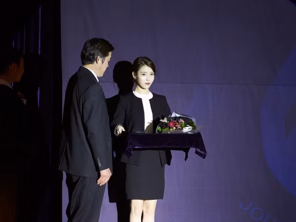 Kim Soo Hyun cực giỏi khi mời được Suzy, IU, Sohee chịu đóng những vai này trong phim "Real"