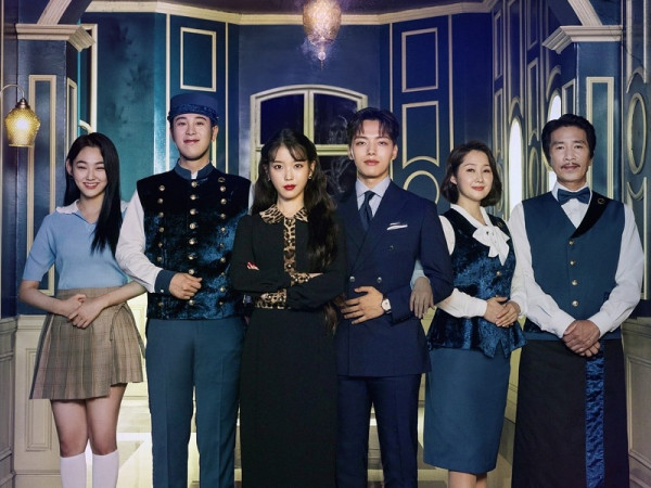 Ngay từ poster, phim “Hotel Del Luna” đã ấn chứa chi tiết siêu kỳ lạ