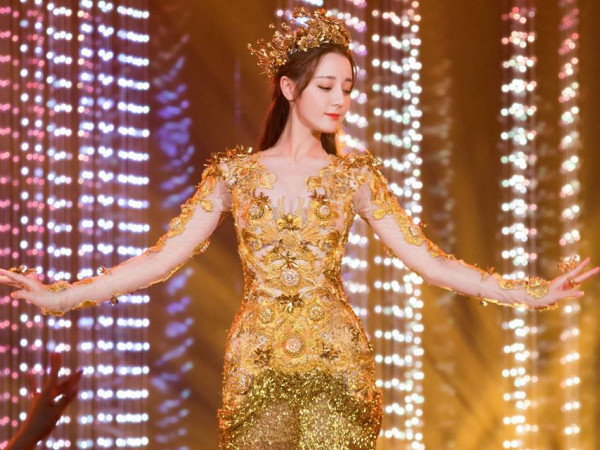 "Nữ thần Kim Ưng" Địch Lệ Nhiệt Ba lộng lẫy là vậy mà vẫn bị chê tay thô, múa cứng?