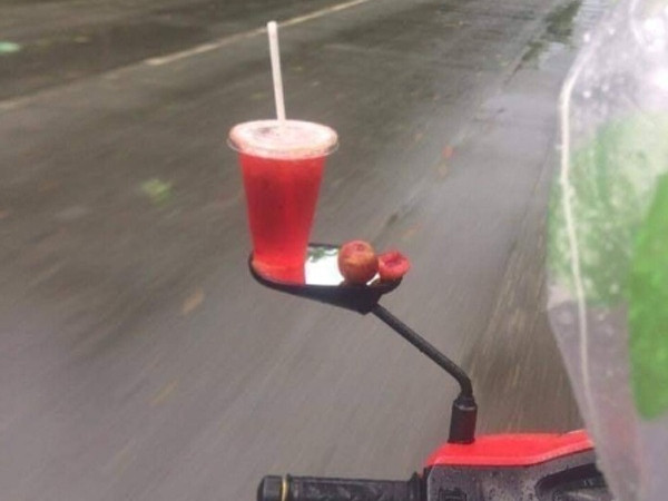 Dùng gương chiếu hậu để đồ ăn và che nắng khi đi đường, thanh niên bị "ném đá" kịch liệt