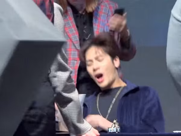 Jackson (GOT7) giật nảy người, sợ hết hồn vì con gián đồ chơi khổng lồ trong sự kiện kí tên