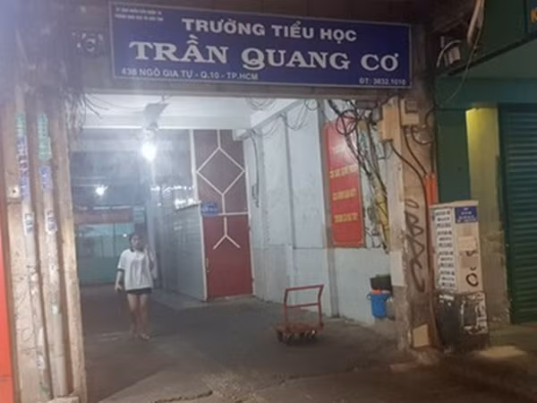 Hai học sinh mâu thuẫn, nhóm phụ huynh đánh nhau, đánh luôn cả thầy hiệu phó