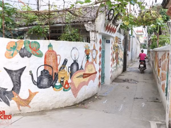 Hà Nội: Cụ ông hơn một thập kỉ "ăn cơm nhà, tô bích họa" cho ngõ xóm