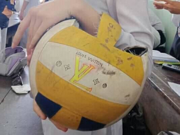 Học sinh "sáng chế" ra túi LV đón Tết cực kỳ sang chảnh khiến cộng đồng mạng thích thú