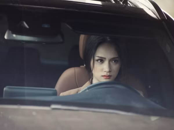 “Tham chiến” giữa lúc V-pop nhộn nhịp, Hương Giang gây tò mò với teaser MV mới