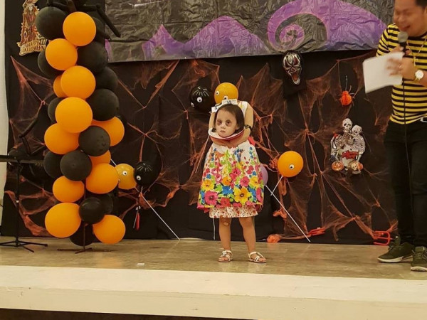 Ma quỷ cũng phải "chào thua" cô bé ôm đầu đi xin kẹo Halloween khiến mọi người hết hồn