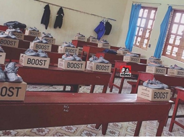 Con trai "lớp người ta" tặng quà cho các bạn nữ: Mỗi bạn một đôi giày hiệu