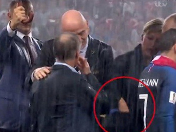 Nữ quan chức bị nghi lấy trộm huy chương vàng World Cup