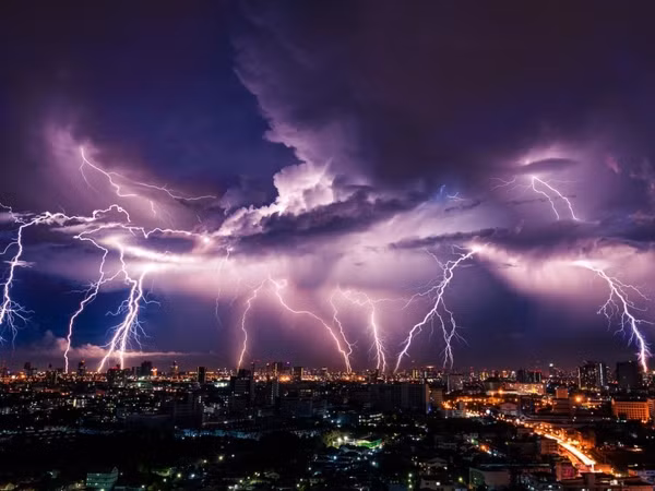 Cảnh báo: Đêm nay 10/7, cả nước đón mưa dông, đề phòng lũ và quét sạt lở đất