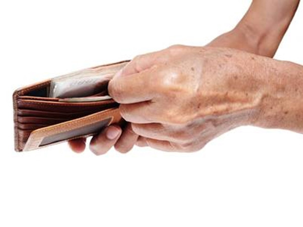 Phản ứng của anh phục vụ khi người đàn ông vô gia cư muốn trả tiền bữa ăn