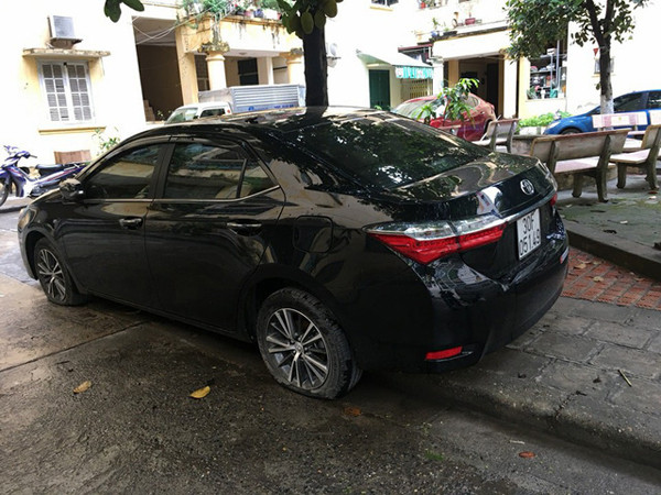 Hà Nội: Gần 40 ô tô bị chọc thủng lốp trong đêm