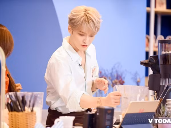 Thành viên Fanship hạnh phúc thế này đây, được Kim Jae Joong tự tay phục vụ cà phê
