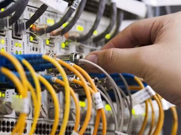Chú thợ sửa cáp Internet đã làm vượt quá nhiệm vụ của mình - khiến ai cũng xúc động