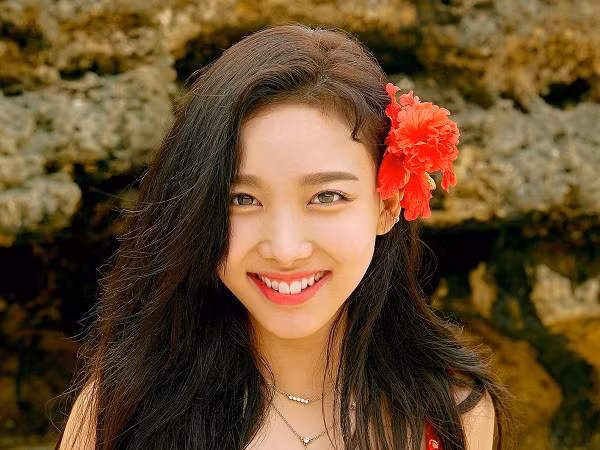 Thói quen đặc biệt này càng khiến Nayeon (TWICE) giống công chúa hơn nữa