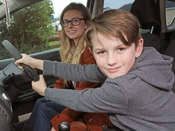 Mẹ ngất đột ngột khi lái xe, con trai 8 tuổi thành người hùng