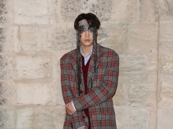 Giật mình thấy Kai (EXO) đeo cả "rèm cửa" đi dự show thời trang của Gucci