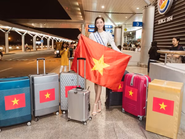Hoa hậu Lương Thùy Linh chính thức lên đường sang Anh tham dự "Miss World"