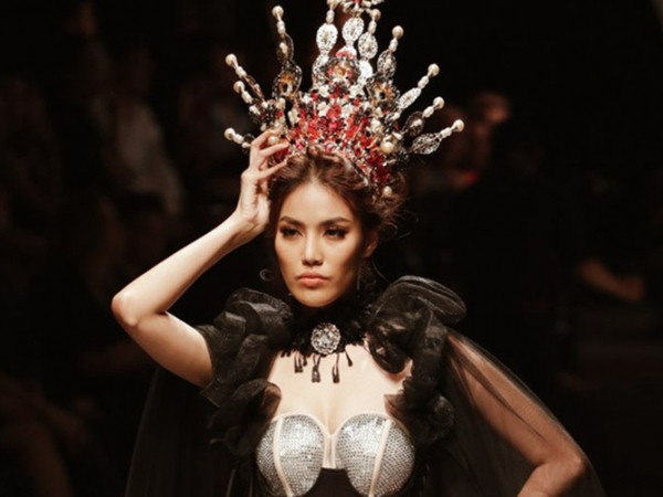 Vác vương miện siêu nặng trên đầu, Lan Khuê vẫn catwalk cực đỉnh