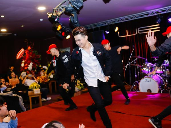 (Clip) Không chỉ hát ballad ngọt lịm, Thái Ngân còn gây choáng khi tự tin thể hiện vũ đạo khó