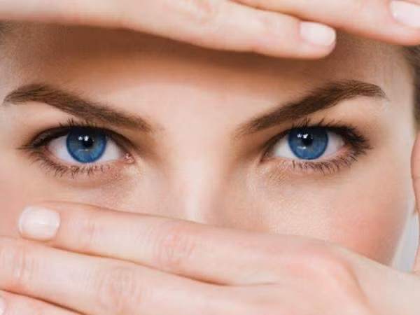 Phẫu thuật đổi màu mắt: Mắt xanh không đẹp như bạn nghĩ!