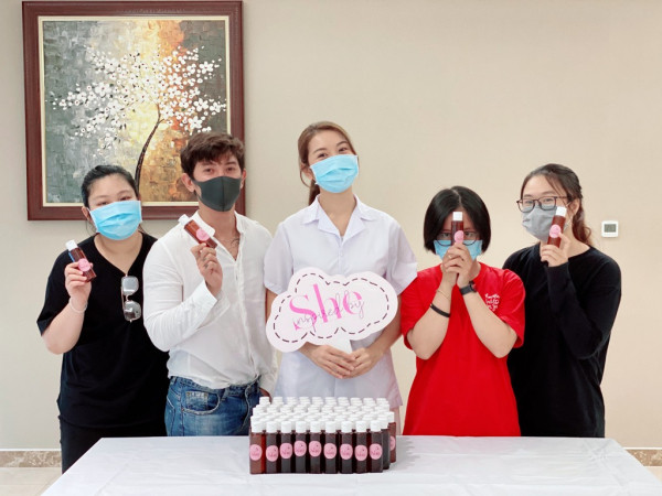 Á hậu Thúy Vân tự làm 100 chai nước rửa tay tăng người dân trong mùa dịch nCoV