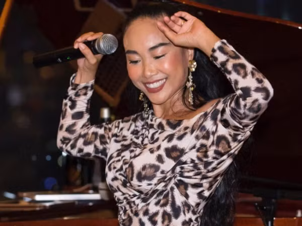 Ca sĩ Đoan Trang trình diễn nhạc Latin cùng nghệ sĩ piano người Úc gốc Việt
