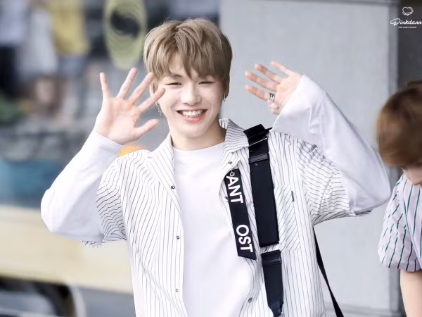 Hành động xin lỗi siêu ngọt ngào của Kang Daniel (Wanna One) khi vô tình làm đổ nước vào fan