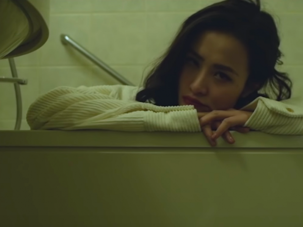 Đông Nhi “thả xích” MV “Người Từng Nói”, fan chỉ hỏi: “Chị đang giả vờ say”?