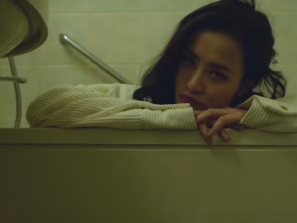 Đông Nhi “thả xích” MV “Người Từng Nói”, fan chỉ hỏi: “Chị đang giả vờ say”?