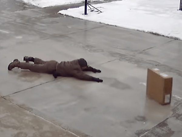 Người giao hàng ngã lăn và không thể bước đi vẫn cố đưa bưu phẩm tới tay khách