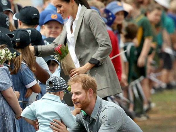 Cậu bé 5 tuổi gây sốt khi vuốt râu Hoàng tử Harry