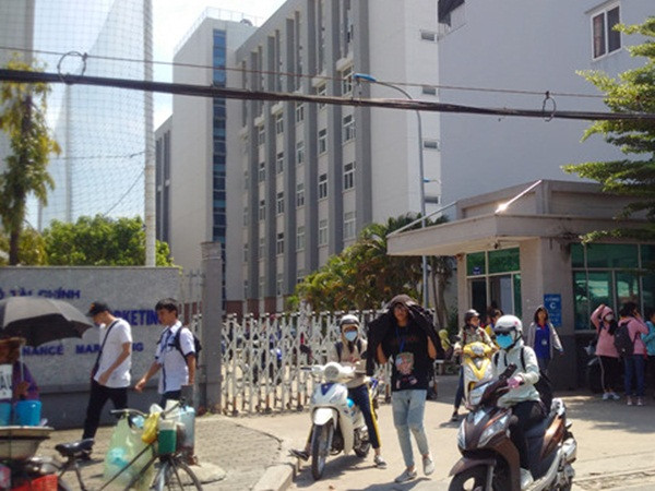 Trường ĐH cấm sinh viên mặc áo thun không cổ?