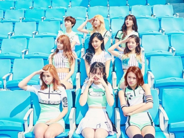 TWICE vừa được tạp chí Billboard nhắc tới trong danh sách các nghệ sĩ dưới 21 tuổi xuất sắc nhất