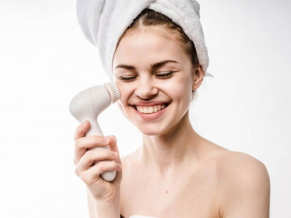 Cách lựa chọn và chăm sóc da với máy rửa mặt cô gái nào cũng nên biết