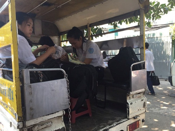 Hiệu trưởng phải chịu trách nhiệm trong việc tổ chức xe đưa đón học sinh