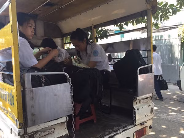 Hiệu trưởng phải chịu trách nhiệm trong việc tổ chức xe đưa đón học sinh