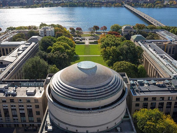 Áp lực học tập ở ngôi trường 7 năm liên tiếp đứng số một thế giới