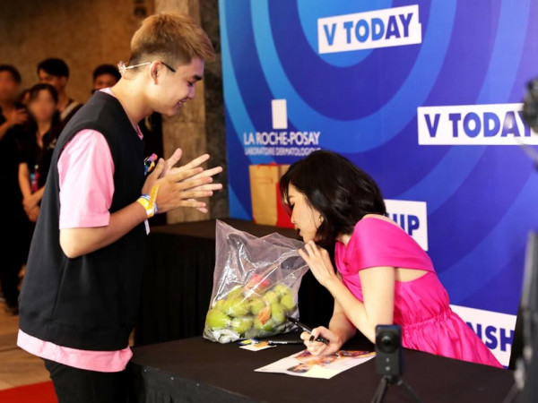 Bích Phương bất ngờ khi được fan nam tặng... xoài xanh trong fansign đầu tiên