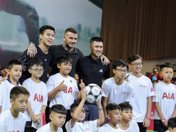 David Beckham xuất hiện tại SVĐ Quân khu 7 để "đọ giày" với Duy Mạnh, Công Vinh