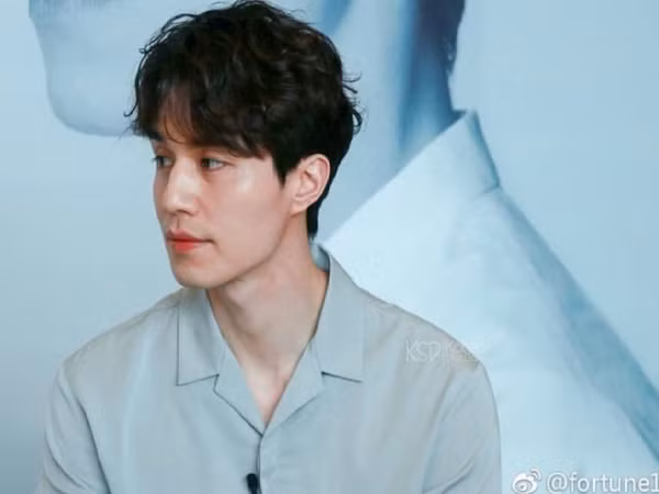 Vì đâu mà Lee Dong Wook sở hữu đôi môi đẹp đến con gái cũng phát hờn?