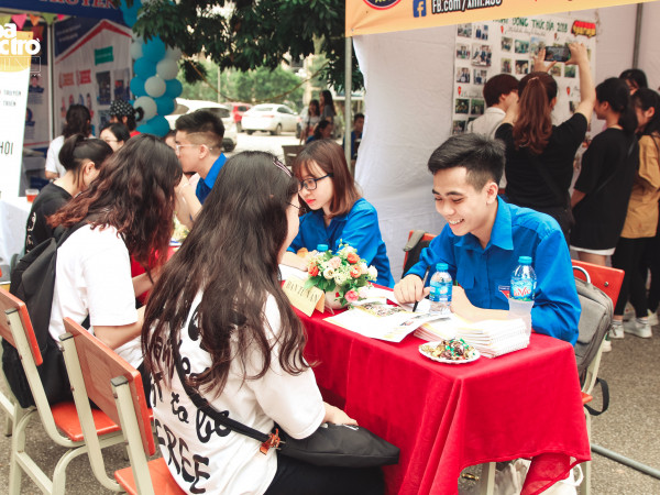 Các bạn học sinh hào hứng tham gia ngày hội tư vấn tuyển sinh "AJC Open Day 2019"