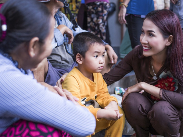 Phan Thị Mơ trao 500 suất quà cho người nghèo, mang tết Trung thu về với quê hương