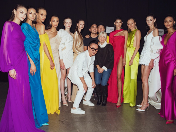 Thiên thần Victoria's Secret xuất hiện trong hậu trường BST Xuân Hè 2020 của Công Trí