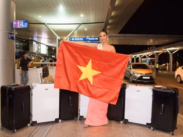 Hoàng Thuỳ chính thức lên đường sang Mỹ tham dự "Miss Universe 2019"