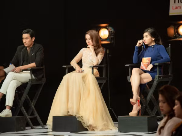 Nam Thư bật khóc nức nở trên ghế nóng đêm chung kết "Gương Mặt Điện Ảnh 2019"