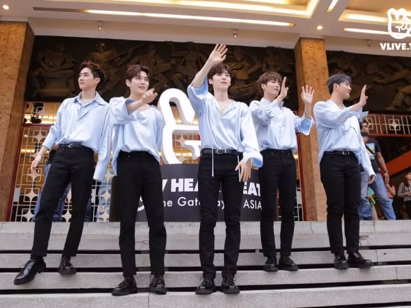 NU'EST cảm kích, nắm chặt tay fan trong buổi ký tặng đầu tiên tại Việt Nam