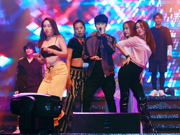 Ê-kíp Hồng Kông bất ngờ, thích thú khi xem Noo Phước Thịnh tổng duyệt trước giờ G