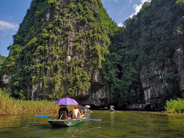 Khách Tây bức xúc vì lái đò Tam Cốc chặn đường đòi tiền “típ”